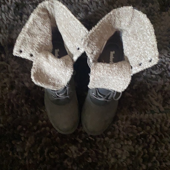 Boots - Picture 3 of 4